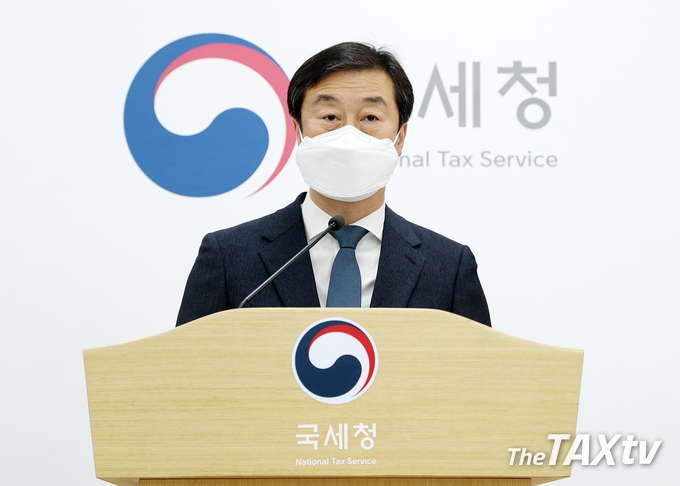 국세청은 지난 25일 빅데이터를 활용해 코로나19로 인해 반사이익을 얻은 골프장 등 신종.호황분야 탈세자 67명에 대해 대대적인 세무조사를 실시한다고 밝혔다. 일부 업체는 세무조사를 실시해 수십억원의 세금을 추징했다. 사진은 지난 25일 노정석 조사국장이 세무조사 상황을 브리핑하고 있다.(사진제공: 국세청)