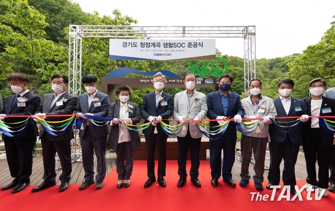 경기도는 청정계곡을 지속적으로 추진하기 위해 가평천 용소폭포 등이 있는 5개 마을과 협약을 맺고 각종 기반시설 등을 지원한다. 기반시설은 마을공동체에서 운영토록 할 예정이다. 사진은 가평군 가평천 용소폭포에서 열린 청정계곡 생활SOC 준공식. (사진제공: 경기도)