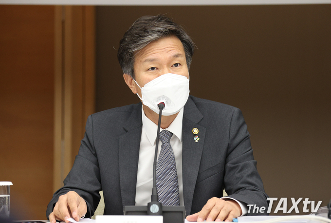 김대지 국세청장은 간담회에서 경제적 어려움을 겪는 납세자에 대하여는 직권으로 납부기한을 연장하고 국세환급금을 조기에 지급하고 있으며, 앞으로도 본・지방청에 구성된 「세정지원추진단」을 중심으로 상시 모니터링하여 세정지원 대책을 선제적으로 집행하겠다고 강조했다. (사진: 국세청)