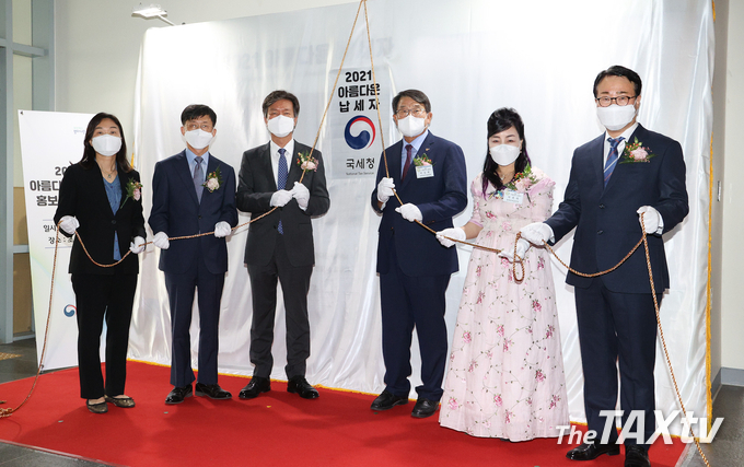 사진 왼쪽부터 김영순 국세청 납세자보호담당관, 문희철 국세청 차장, 김대지 국세청장, 이승연 삼천포서울병원 대표, 이옥자 장다리마늘약선 대표, 정철우 국세청 징세법무국장.