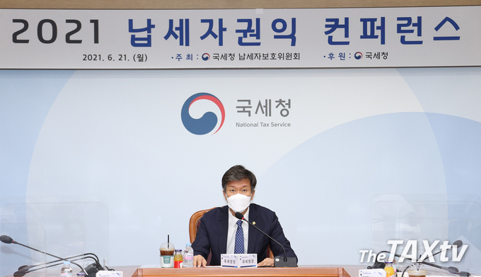 컨버런스에 앞서 김대지 국세청장이 인사말을 하고 있다(사진 국세청)