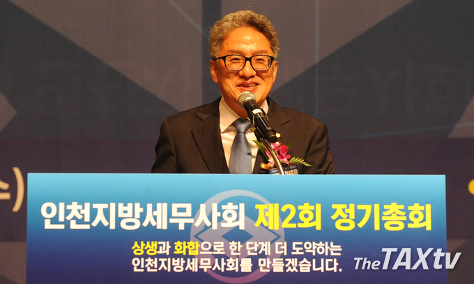유영조 중부지방세무사회 회장은 축사를 통해 "이금주 회장의 회장으로서의 마지막 총회가 성대하게 진행됐으면 하는 아쉬움 마음이다"며 "교육연수나 세미나 등 지방회마다 특색이 있으나 획일적으로 진행되고 있어 앞으로 이런 문제를 해결될 수 있도록 힘을 보태겠다"고 말했다. (사진 김용진)