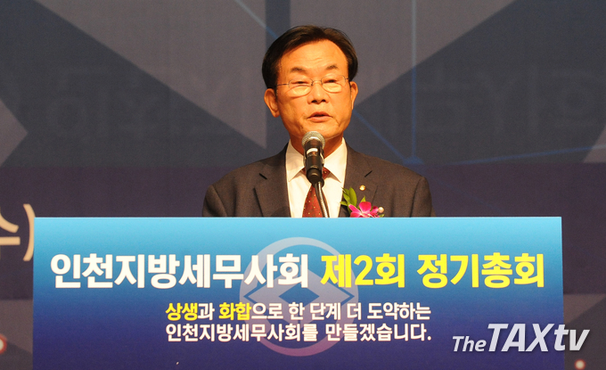 김완일 서울지역세무사회 회장은 "소통과 화합으로 회원을 이끌어 오시고, 회관 마련을 위해 큰 노고를 아끼지 않으신 이금주 회장에게 큰 박수를 보낸다"고 말했다.(사진 김용진)