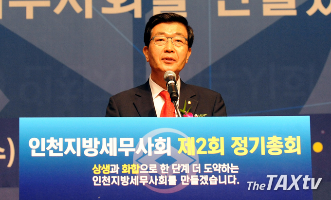 원경희 한국세무사회 회장은 21대 국회에서 변호사에 기장대행과 성실신고 확인 업무를 배제하는 세무사법개정안을 의원 입법으로 기재위를 통과시켰지만, 오늘 기재위 소위에서 7월로 연기됐다면서 함께 힘을 모아 세무사법개정안이 통과되도록 노력하자고 제언했다.(사진 김용진)