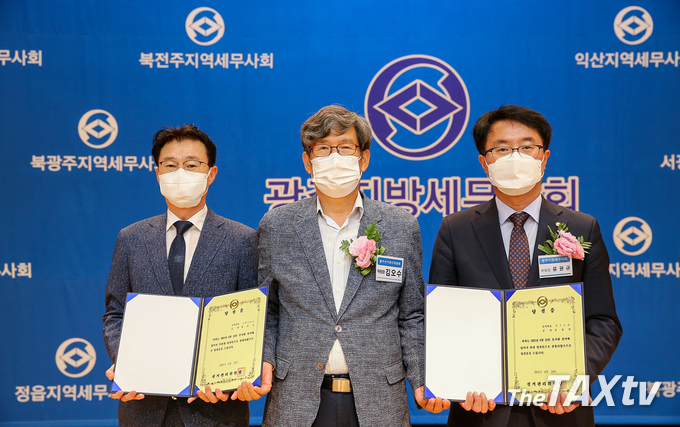 김오수 선거관리위원장으로부터 유권규 회장과 정순오 연대부회장이 당선증을 받았다.(사진: 광주지방세무사회)