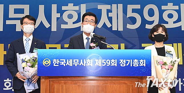 31대 이어 32대 한국세무사회 회장에 당선된 원경희 회장은, 당선 인사를 통해 앞으로 2년간 공약을 하나하나 실천해나가는 한편, 회원들의 권익신장과 세무사의 업역을 지켜나가는데 최선을 다하겠다고 밝혔다.(사진: 한국세무사회)