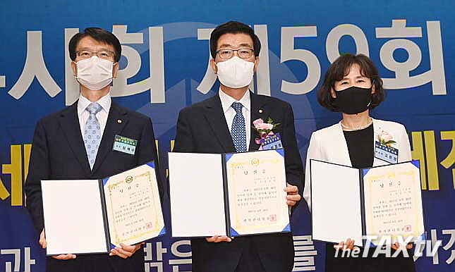  원경희 회장과 연대에 나선 고은경 후보(사진 우)와 임채수 후보(사진 좌)도 동반 당선됐다. 원경희 회장(중앙)으로부터 당선증을 받았다. (사진: 한국세무사회)