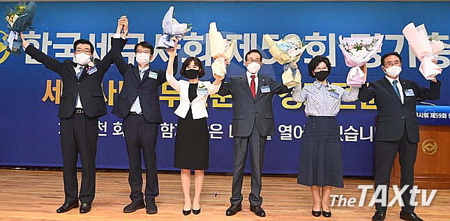 2년 동안 한국세무사회를 이끌어 갈 신임 회장단. 원경희 회장(사진 좌)를 비롯 고은경,(왼쪽에서 3번째) 임채수 부회장(왼쪽에서 2번째), 한헌춘 윤리위원장(사진 중앙), 김겸순 감사(사진 오른쪽 두번째), 남창현 감사(사진 오른쪽). (사진: 한국세무사회)