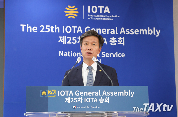 지난 1일 김대지 국세청장이 서울지방국세청 회의실에서 화상으로 IOTA 총회에 참석해 연설을 하고 있다.(사진: 국세청)