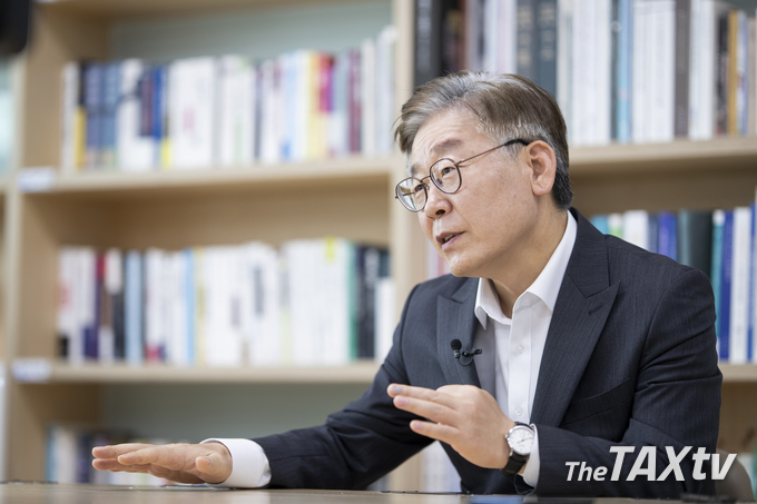 이재명 경기도지사는 6일 오전 서울 여의도 글래드호텔에서 열린 '부동산시장법 제정국회토론회'에 참석해 "부동산시장을 정상화하려면 기본주택 등 공공주택으로 공급을 적정하게 유지하고, 비필수부동산의 조세부담을 늘려 투기와 가수요를 억제해야 한다"고 주장했다.(사진: 경기도)