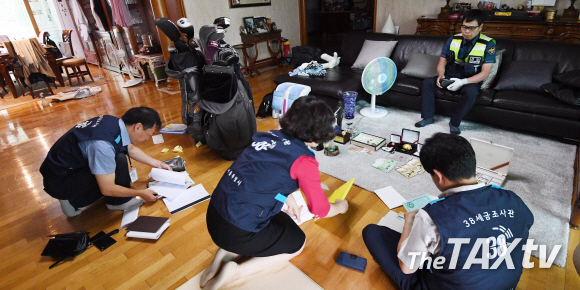 서울시의 현장 세금체납 징수는 38기동단을 가동한지 20년을 맞았다. 사진은 체납자의 집을 급습한 후 금괴류 등을 압수한 현장 사진(사진: 서울시)