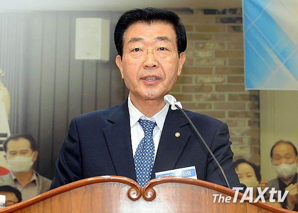 원경희 회장은 기념사를 통해 이번 9월 정기국회에서 세무사법개정안이 반드시 통과되도록 하겠다는 각오를 다지고 있다.
