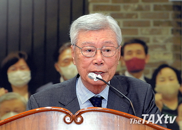 전 회장인 나오연 고문이 축하말을 하고 있다.