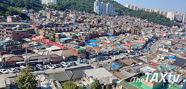 최고 29층 약 4,000세대가 들어서는 신림1구역 재개발 현장. 주변 관악산과 도림천 등 자연환경을 조화롭게 수변공원으로 재탄생된다.(사진: 채흥기 기자)