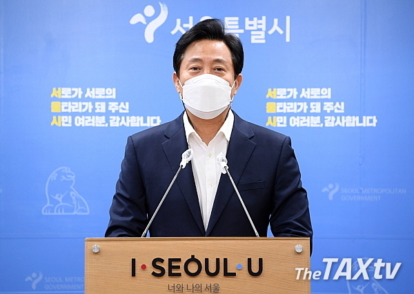 이번 (사)마을에 대한 서울시의 보조금 지원 문제는 지난 9월 이미 예견된 것이다. 오세훈 시장은 지난 9월13일 '서울시 바로세우기 입장'이라는 제하의 브리핑을 통해 지난 10년간(박원순 시장 재임시절) 민간지원금과 민간위탁금 지원이 무려 1조원에 가깝다면서 이를 바로 잡겠다고 밝힌바 있다. 당시 오 시장은 특정단체가 중간지원 조직이 되어 중개소를 만들고 다른 시민단체를 지원했으며, 마을공동체사업은 인건비가 절반이 넘었고, 주민자치사업단 단장의 인건비가 연간 5,000만원이 넘었다고 지적한바 있다. 사진은 지난 9월13일 서울시 바로세우기 입장을 발표하고 있는 오세훈 서울시장(사진: 서울시)