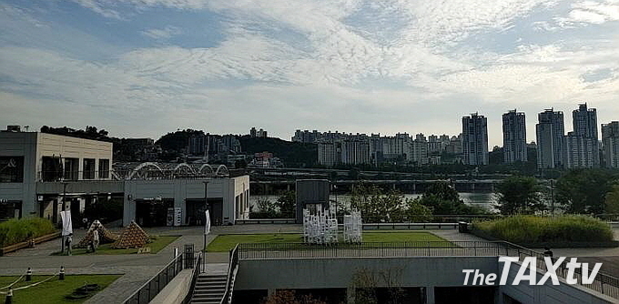 현재 민간에서 위탁운영하고 있는 노들섬 복합문화공간의 운영자가 사업비를 횡령한 혐의로 서울시에 의해 고발 조치됐다. 민간위탁사업비 5,600만원을 횡령했다는 이유이다. 사진은 노들섬 복합문화공간(사진: 서울시)