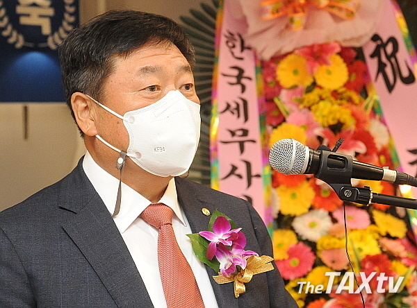 김명진 인천지방세무사회 회장은 축사를 통해 이재순 신임 회장에게 축하와 감사의 말을 전했다.(사진: 김용진 기자)