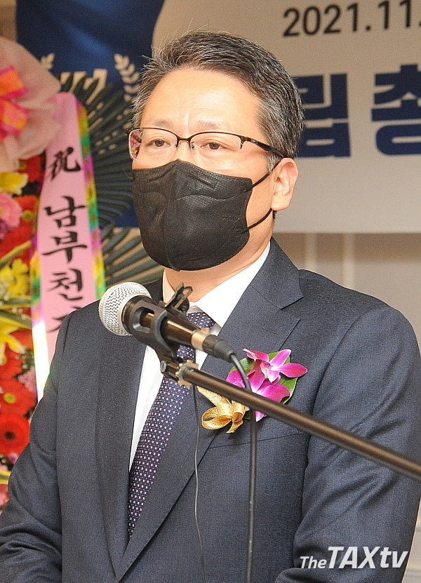 배상록 남부천세무서장이 축하 인사를 하고 있다.(사진: 김용진 기자)