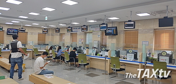 올해 소득이 있는 개인사업자 153만명에 대한 중간예납세액 신고가 이달 30일까지 실시된다. 국세청은 납부기한 직권 연장자를 제외한 17만명에게 종합소득세 중간예납 고지서를 발송했다고 8일 밝혔다. 중간예납은 정부가 재정 충당을 위해 납부할 세액의 50%를 미리 받고 다음해 종합소득세 신고 때 이를 감액해 준다. 사진은 일선 세무서 민원 창구.