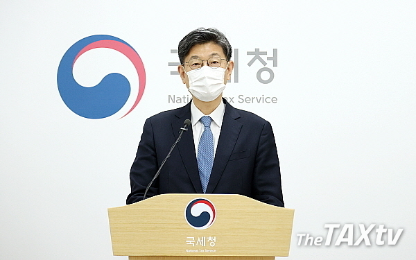 김동일 조사국장이 8일 오전 기자실에서 브리핑을 갖고 부의 편법 대물림 등 30명에 대해 세무조사에 착수했다고 밝혔다.(사진: 국세청)