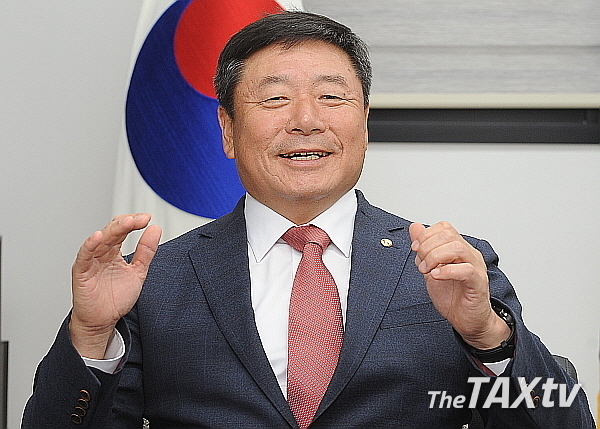 김명진 회장은 취임 4개월을 맞아 회원들의 현안인 교육에 있어 보다 충실한 내용을 담은 교육에 충실하고 하반기에는 불우이웃돕기와 장학금 지급 등 봉사활동도 열심히 해 사회적으로 세무사의 위상을 제고토록 하겠다고 밝혔다.<br>
(사진: 김용진 기자)