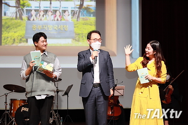 김재철 중부지방국세청장이 공연에 앞서 인사말을 하고 있다. 사진: 중부지방국세청)
