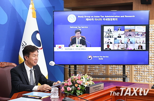 16일 아시안국세청장회의 에 참석한 김대지 국세청장이 한국의 국세행정시스템에 대해 발표하고 있다(사진: 국세청)