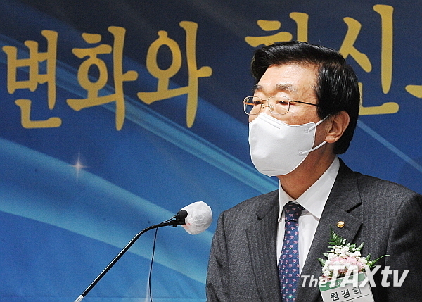 원경희 한국세무사회 회장은 축사에서, "이창식 회장과 전 곽장미 회장이 한국세무사회 숙원이었던 세무사법개정안 통과에 애쓰고 수고하신데 대한 공을 잊지 못하고 있다"면서 "지금까지 800일 동안 국회 앞 1인 시위를 해주시면서 세무사법개정안 통과에 큰 힘을 실어주었다"는 감사의 말을 전했다.(사진: 김용진 기자)