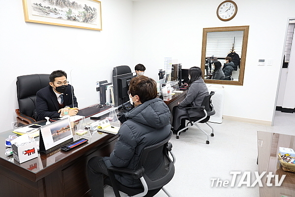 무료상담실 운영 첫 날 박종렬 홍보이사(사진 왼쪽)과 진덕수 홍보위원(사진 오른쪽)이 상담에 임하고 있다.(사진 인천지방세무사회)
