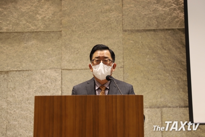 김영식 한국공인회계사회 회장은 인사말을 통해, 신외감법 시행으로 회계투명성은 높아졌지만, 기업들이 보수 증가 등을 이유로 부담을 호수하고 있고 감사 보수는 10년간 제자리 걸음이지만 한국공인회계사회는 2만 4,000여 공인회계사들과 함께 전문직업인이라는 책임감을 갖고 감사업무를 수행해 나가겠다고 다짐하고 있다.(사진: 한국공인회계사회)