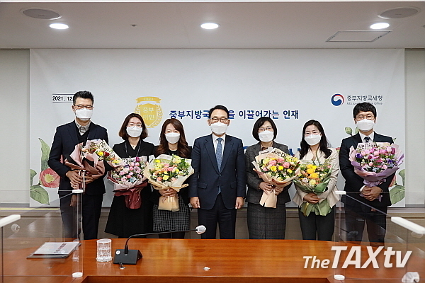 중부지방국세청(청장 유재철)은 29일 중부청을 빛낸 중부명인 36명을 선정해 시상했다. 이들에게 관서배치 우대 등 인센티브가 제공된다.(사진: 증부지방국세청)