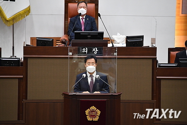 대안학교 지원을 서울시가 해야 한다는 내용의 <서울특별시 대안교육기관 지원 조례 일부개정조례안>이 지난해 서울시의회는 통과했으나 서울시가 재의를 요구하고 나서 서울시와 서울시의회가 충돌하는 모양세이다. 서울시의회는 서울시가 지원해야 하는 것이 당연하다는 입장이며, 서울시는 서울시교육청이 지원해야 한다는 입장이 팽팽히 맞서고 있다. 자료 사진. 지난해 9월 서울시의회에서 오세훈 시장이 시정발표를 하고 있다.(사진: 서울시)