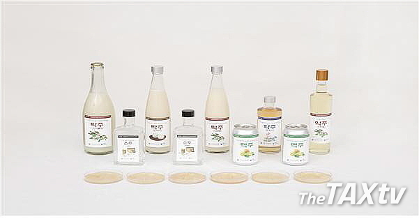 주종별로 선발된 토종효모와 이 효모로 만든 탁주, 양주, 증류식소주, 맥주, 시험주. (사진: 국세청)