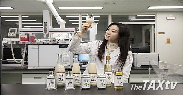 강길란 연구원이 선발된 토종효모로 만든 탁주, 양주, 증류식소주, 맥주의 품질을 확인하고 있다. (사진: 국세청)