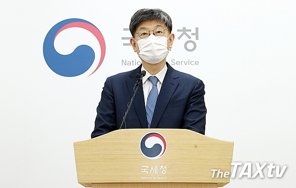 국세청(청장 김대지) 김동일 조사국장은 지난 22일 오전 브리핑을 갖고 역외탈세 혐의자 44명을 확인하고 전격 세무조사에 착수했다면서 국제거래를 이용해 재산을 불리면서 세금은 내지 않는 자산가와 국내에서 사업장을 은폐하고 탈세한 다국적기업 등에 대해 성실신고 여부를 집중 점검하겠다고 밝혔다. (사진: 국세청)<br>