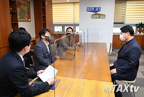 지난 18일 열린 간담회는 코로나19 상황을 감안, 도지사 표창을 받은 유공자 87명 중 황재복 ㈜파리크라상 대표, 김현식 도영푸드피아 대표, 서정민 셀로맥스 대표 3명이 지역 상공회의소 대표자로 참석해 자리를 빛냈다. (사진: 경기도)