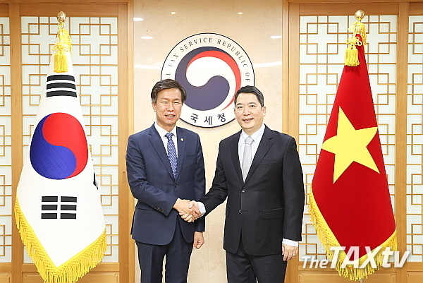 4일 김대지 국세청장(사진 왼쪽)과 카오 아잉 뚜언(Cao Ahn Tuan) 베트남 국세청장이 회의 후 기념 촬영을 하고 있다.(사진: 국세청)