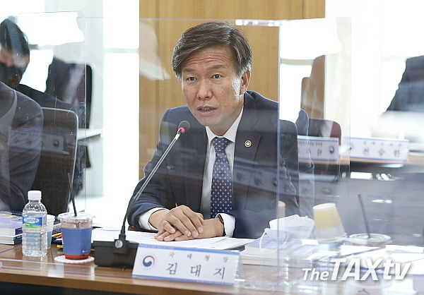 김대지 국세청장은 인사말을 통해 "코로나19 대유행 및 러시아·우크라이나 전쟁 발발 등으로 어려운 대외 여건 속에서도 정부 재원의 안정적 조달에 애써주시는 중소기업 대표들에게 감사를 전하며, 코로나19로 어려움을 겪는 피해 중소기업 등의 세정지원을 위해 전국 세무서를 중심으로 세정지원 추진단을 운영하고 있으며, 납부기한 연장·환급금 조기 지급 등을 적극 실시하여 경영자금의 유동성을 지원하기 위해 노력하고 있다"고 설명했다. (사진: 국세청)