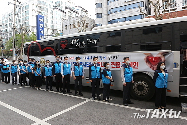 한국세무사회 임직원 30여명은 12일 생명나눔 헌혈에 동참했다. 12일 한국세무사회 회관 앞에서 헌혈 순서를 기다리고 있다. (사진: 한국세무사회)