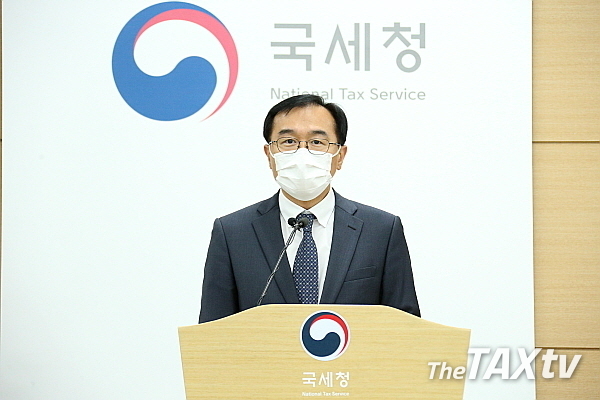 국세청 최재봉 개인납세국장이 28일 오전 국세청 기자실에서 종합소득세 신고 관련 브리핑을 하고 있다. (사진: 국세청)