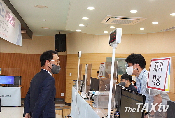 김재철 청장이 용인세무서의 신고현활을 살펴보고 있다.( 사진: 중부지방국세청)