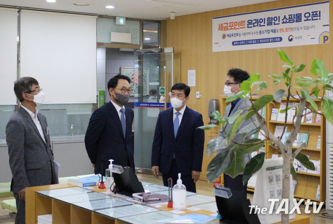 김재철 청장이 동안양세무서의 신고현황을 살펴보고 있다. (사진:중부지방국세청)