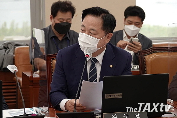 김두관 의원(더민주, 양산을)은 17일 국세청이 국세청 직원들의 주민번호와 집 가격, 키, 몸무게 가족들의 신상 정보 등 사찰수준의 정부를 요구하고 이를 허위로 제출시 징계하겠다는 경고를 했다고 밝혔다. (사진: 김두관 의원실)