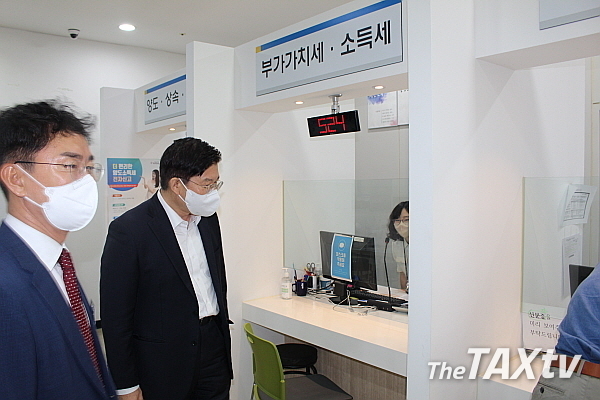 김진현 중부지방국세청장이 21일 경기광주세무서를 부가세 신고 창구를 찾아 직원들을 격려하고 있다. (사진: 중부지방국세청)