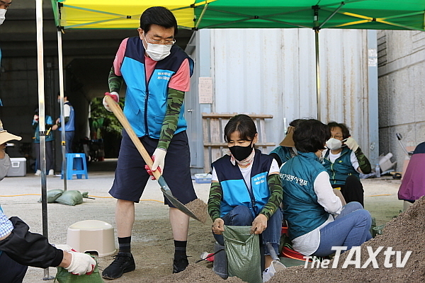 한국세무사회 임직원 32명은 지난 22일 수해로 인해 큰 피해를 입은어 재난지역으로 선포된 여주시 산북면을 찾아 토사제거 등 수해복구 지원을 했다. (사진: 한국세무사회)