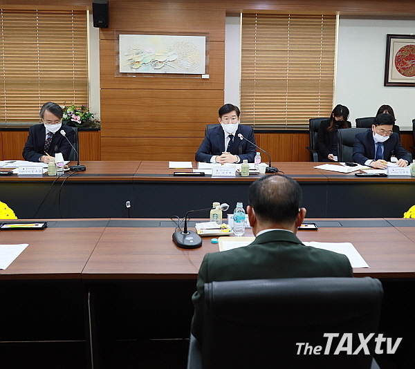 김진현 중부지방국세청장은 인사말을 통해 코로나19 피해 중소기업에 대한 납부기한 연장, 환급금 조기지급 등 자금 유동성을 지원하고, 연간 총 조사규모를 축소하여 조사 부담을 완화하는 등 다양한 세정지원을 펼치고 있다고 말했다. (사진: 중부지방국세청)