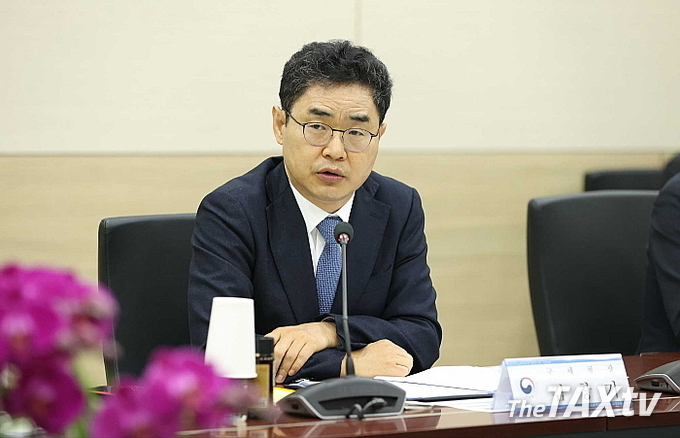 김창기 국세청장은 8일 오송생명과학단지에서 개최된 간담회에서 오송생명과학단지는 국내 최초로 국가생명과학단지로 지정되어 첨단 고부가가치 산업인 바이오산업을 선도하는 곳”이라면서 "세계 경제의 복합위기와 불확실성이 지속되는 어려운 여건 속에서도 기술 혁신・수출 증진에 힘쓰고 정부 재원의 안정적 조달에 이바지하는 기업 대표들에게 감사를 드린다"라고 말했다. (사진: 국세청)