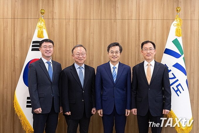20일 경기도는 지사 집무실에서 개방형임기제공무원인 신임 경기국제공항추진단장에 한현수 전 국방부 기획조정실장이, 신임 사회적경제국장에 석종훈 전 청와대 중소벤처비서관, 노동권익과장에 조상기 전 고용노동부 정책보좌관이 임명됐다. (사진: 경기도)