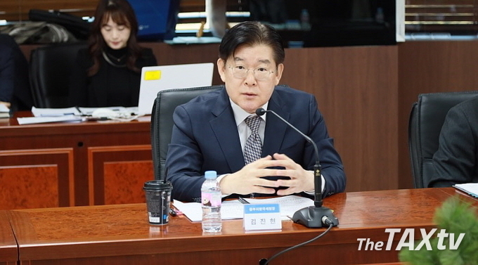 김진현 중부지방국세청장은 21일 춘천상공회의소 초청 기업인들과의 간담회를 통해 우선, 경제적 어려움을 겪는 자영업자・소상공인은 환급금 조기 지급, 납부기한 연장, 납세담보 면제 등을 통해 자금 유동성을 최대한 지원하겠다고 말했다. (사진: 중부지방국세청)<br>