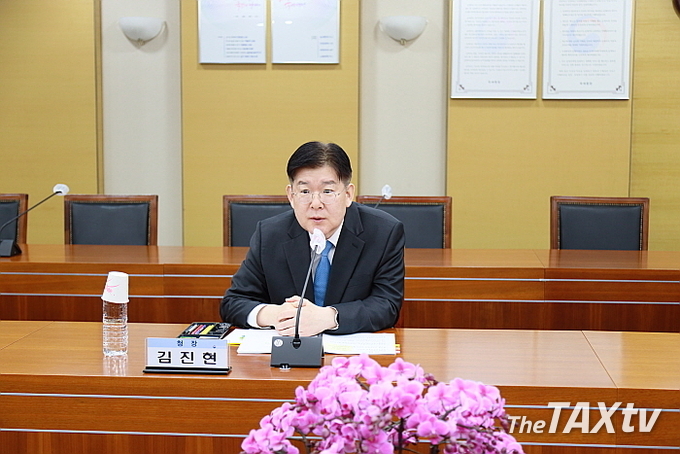 김진현 중부지방국세청장은 인사말에서 중부지방세무사회는 다양한 세원이 분포한 중부청 관내에서 납세자가 순조롭게 성실 신고할 수 있도록 납세자와 국세청 사이에서 적극적인 가교역할을 하고 있다면서 국세청은 경제 위기로 어려움을 겪고 있는 납세자에 대해 납부기한 연장 등 세정지원을 최대한 실시해 나갈 것”이라면서 납세자가 성실 신고할 수 있도록 세무대리인이 적극 협조하여 줄 것을 당부했다.(사진: 중부지방국세청)